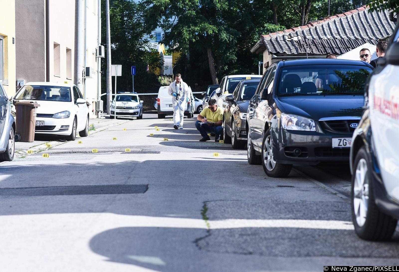 Zagreb: U Pregradskoj ulici na Trešnjevci nekoliko vozila oštećeno je u eksploziji, očevid u tijeku