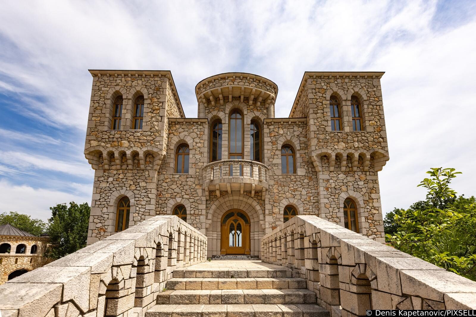 Milijunaš iz Kanade prije 23 godine sve rasprodao i počeo graditi dvorac u Međugorju