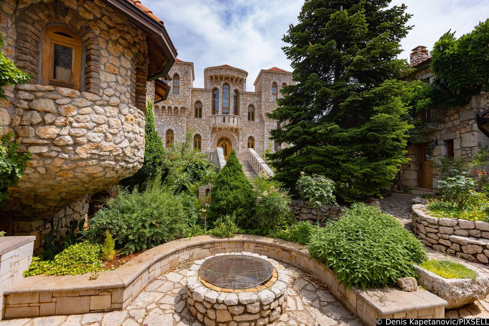 Milijunaš iz Kanade prije 23 godine sve rasprodao i počeo graditi dvorac u Međugorju