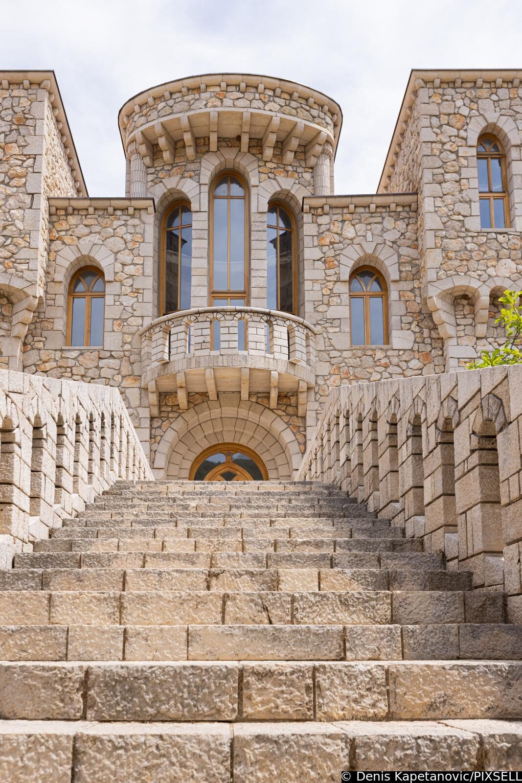 Milijunaš iz Kanade prije 23 godine sve rasprodao i počeo graditi dvorac u Međugorju