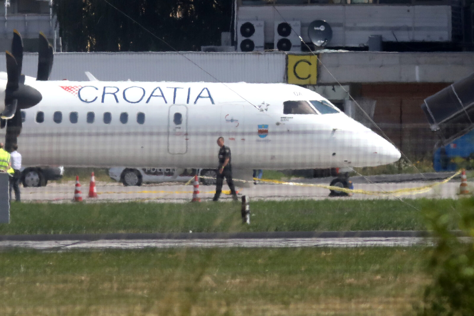 Oštećen zrakoplov Croatia Airlinesa na letu za Sarajevo, sumnja se na vatreno oružje