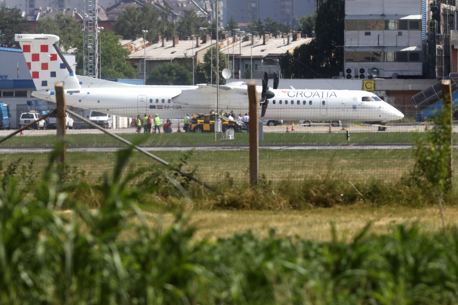 Oštećen zrakoplov Croatia Airlinesa na letu za Sarajevo, sumnja se na vatreno oružje