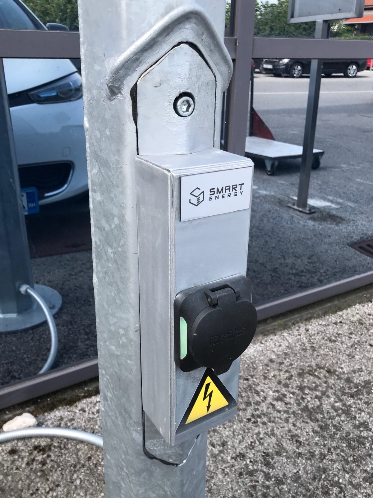 Postavljen prvi punjač za električna vozila u rasvjetnom stupu u Hrvatskoj (1)