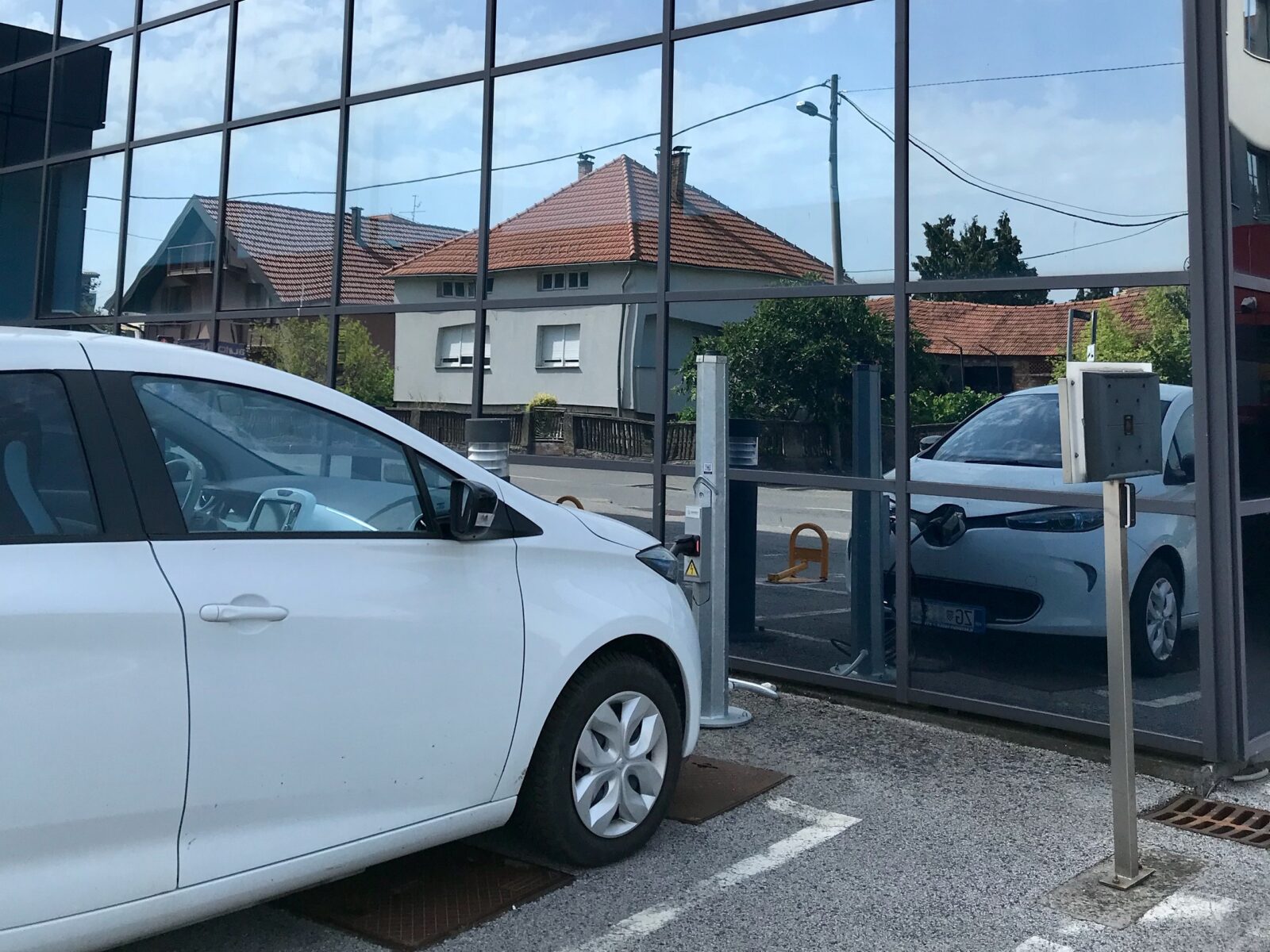 Postavljen prvi punjač za električna vozila u rasvjetnom stupu u Hrvatskoj (3)