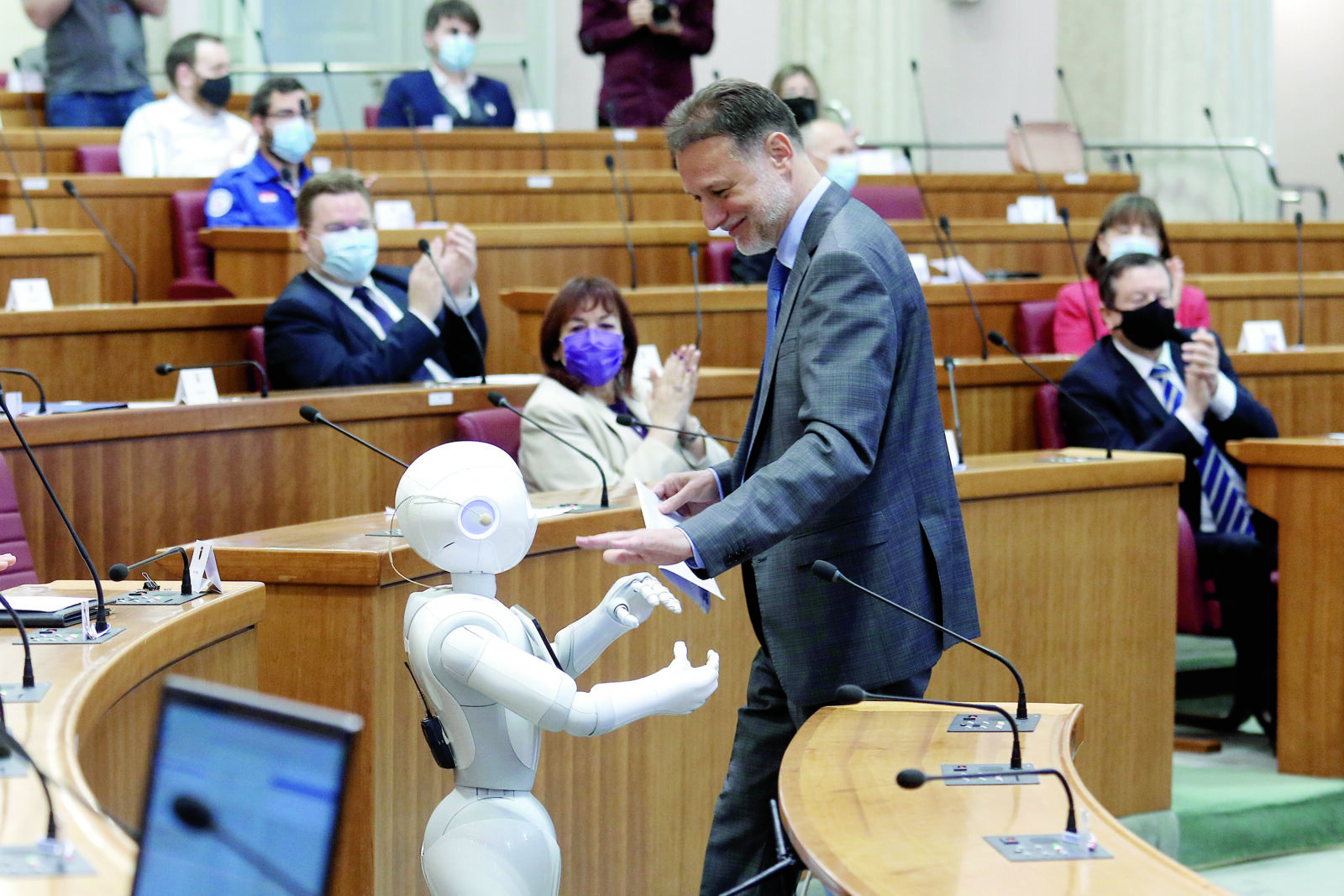 Jandroković na početku konferencije u Saboru pozdravio robota