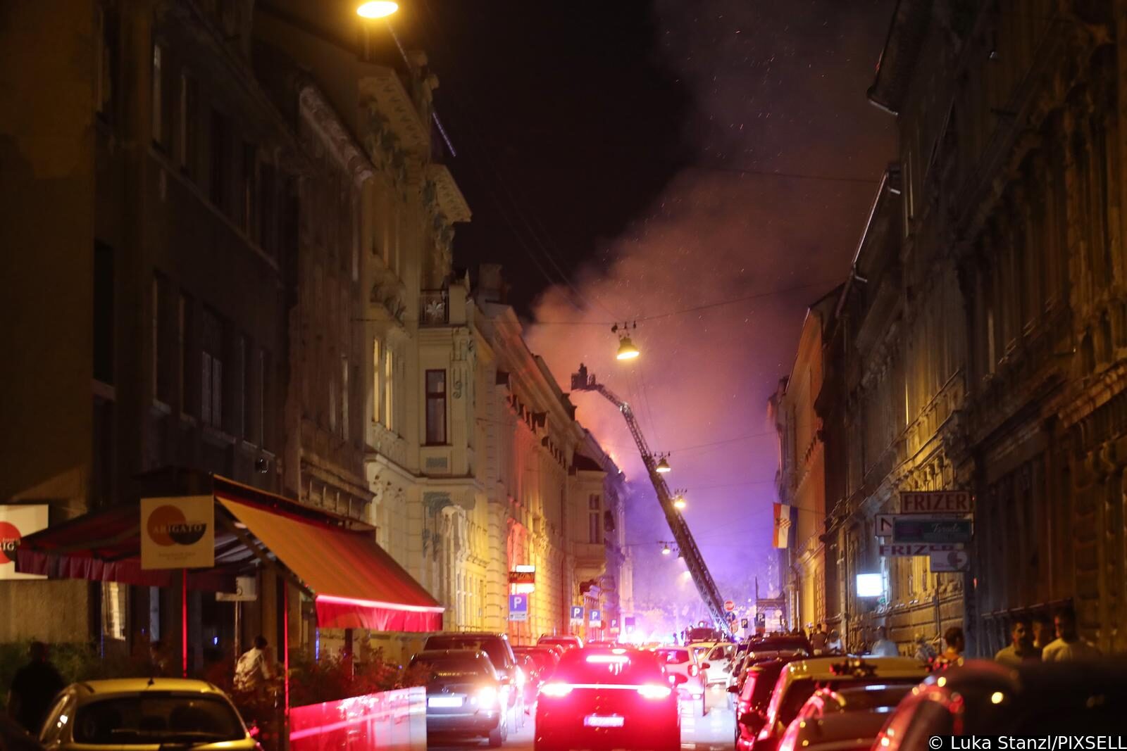 Zagreb: Na krovištu zgrade na Zrinjevcu buknuo požar