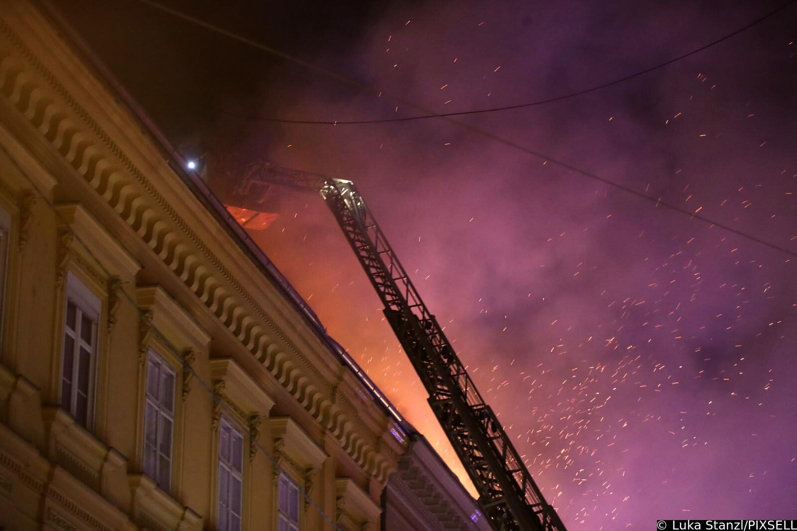 Zagreb: Na krovištu zgrade na Zrinjevcu buknuo požar
