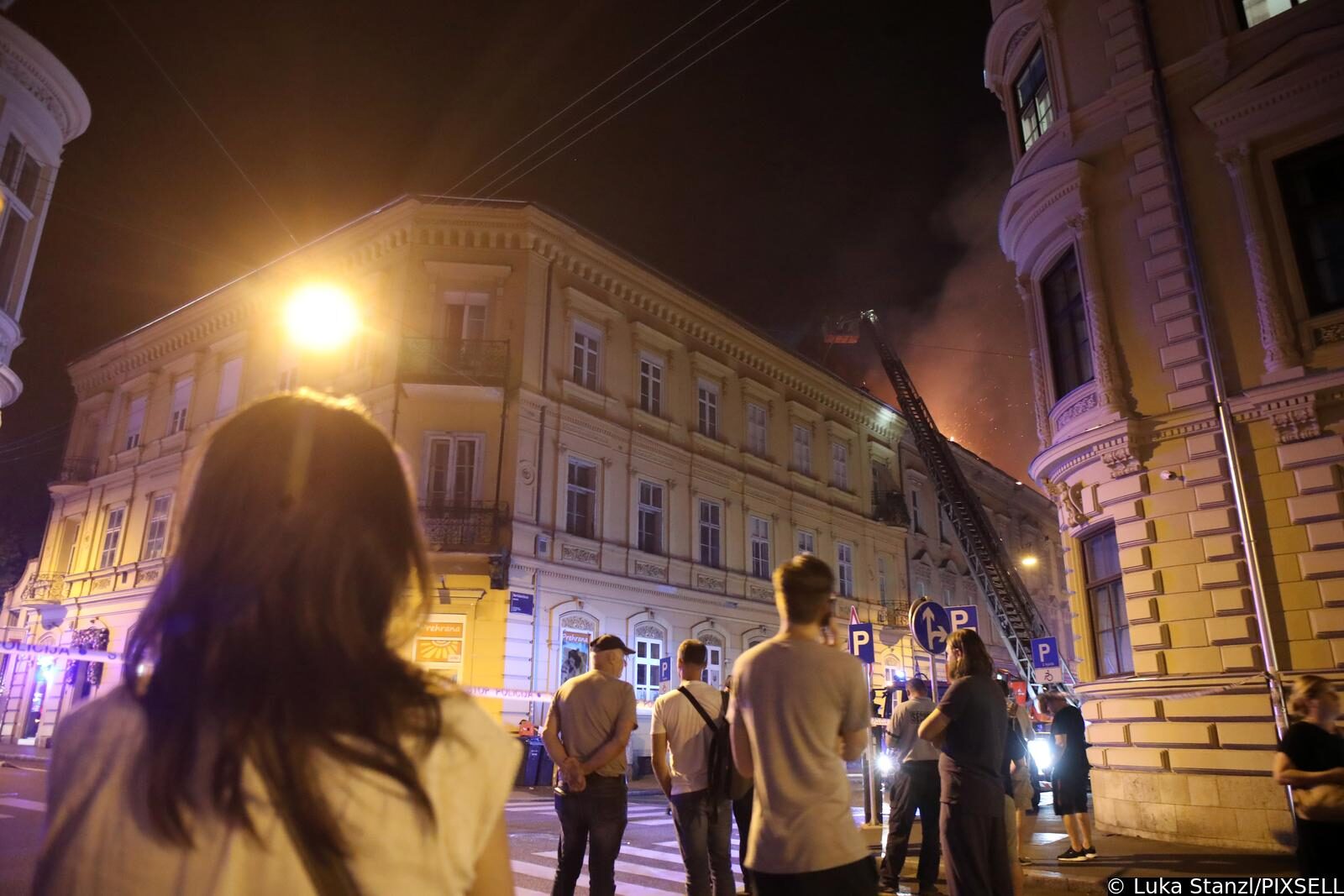 Zagreb: Na krovištu zgrade na Zrinjevcu buknuo požar