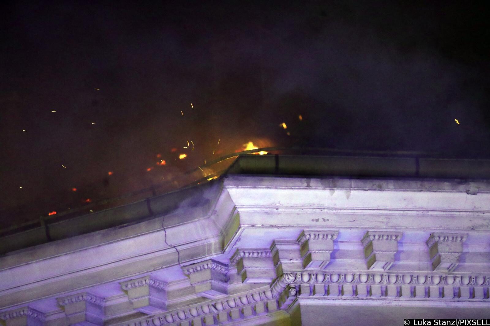 Zagreb: Na krovištu zgrade na Zrinjevcu buknuo požar