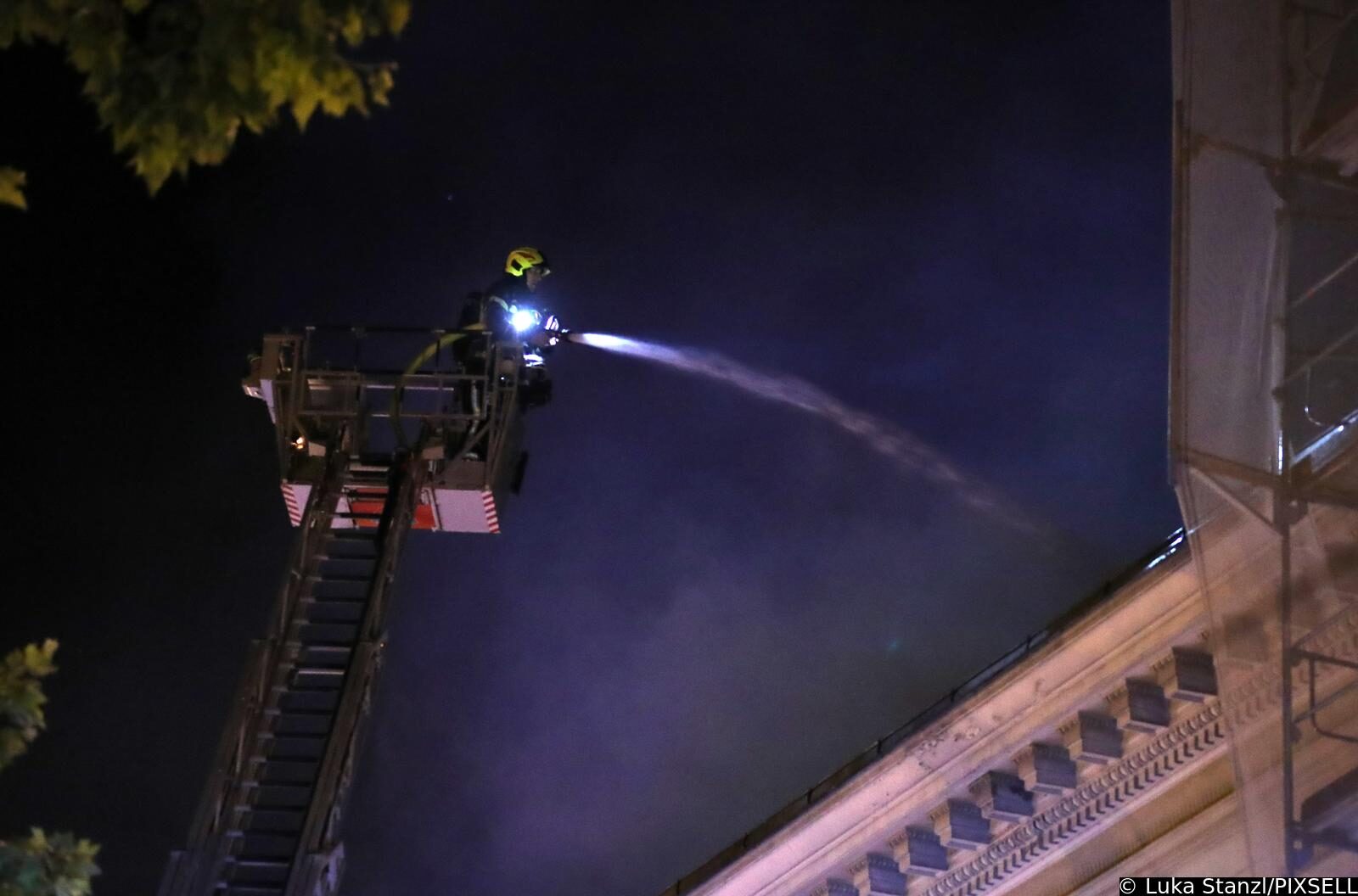 Zagreb: Na krovištu zgrade na Zrinjevcu buknuo požar