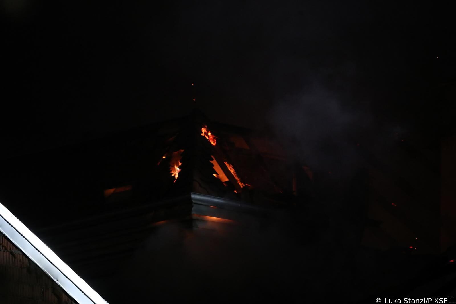 Zagreb: Na krovištu zgrade na Zrinjevcu buknuo požar