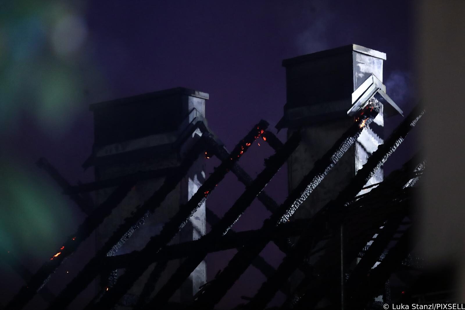 Zagreb: Na krovištu zgrade na Zrinjevcu buknuo požar