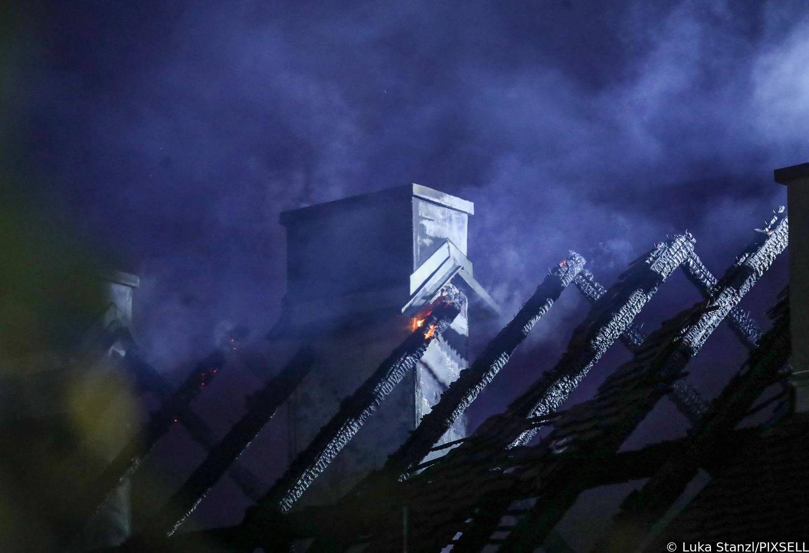 Zagreb: Na krovištu zgrade na Zrinjevcu buknuo požar