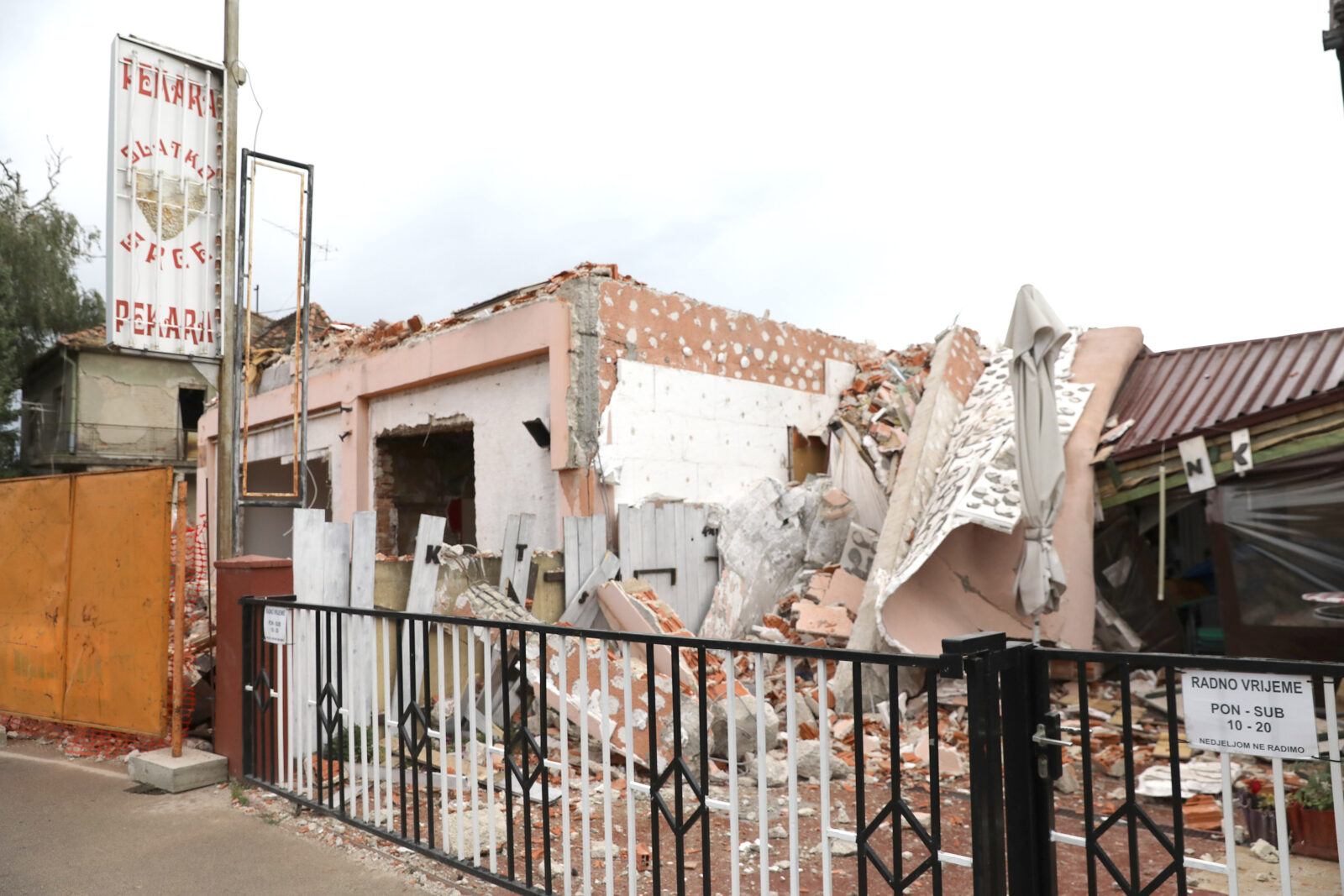 Zagreb: Na pečenjaru u Dubravi pao zid sa susjedne zgrade