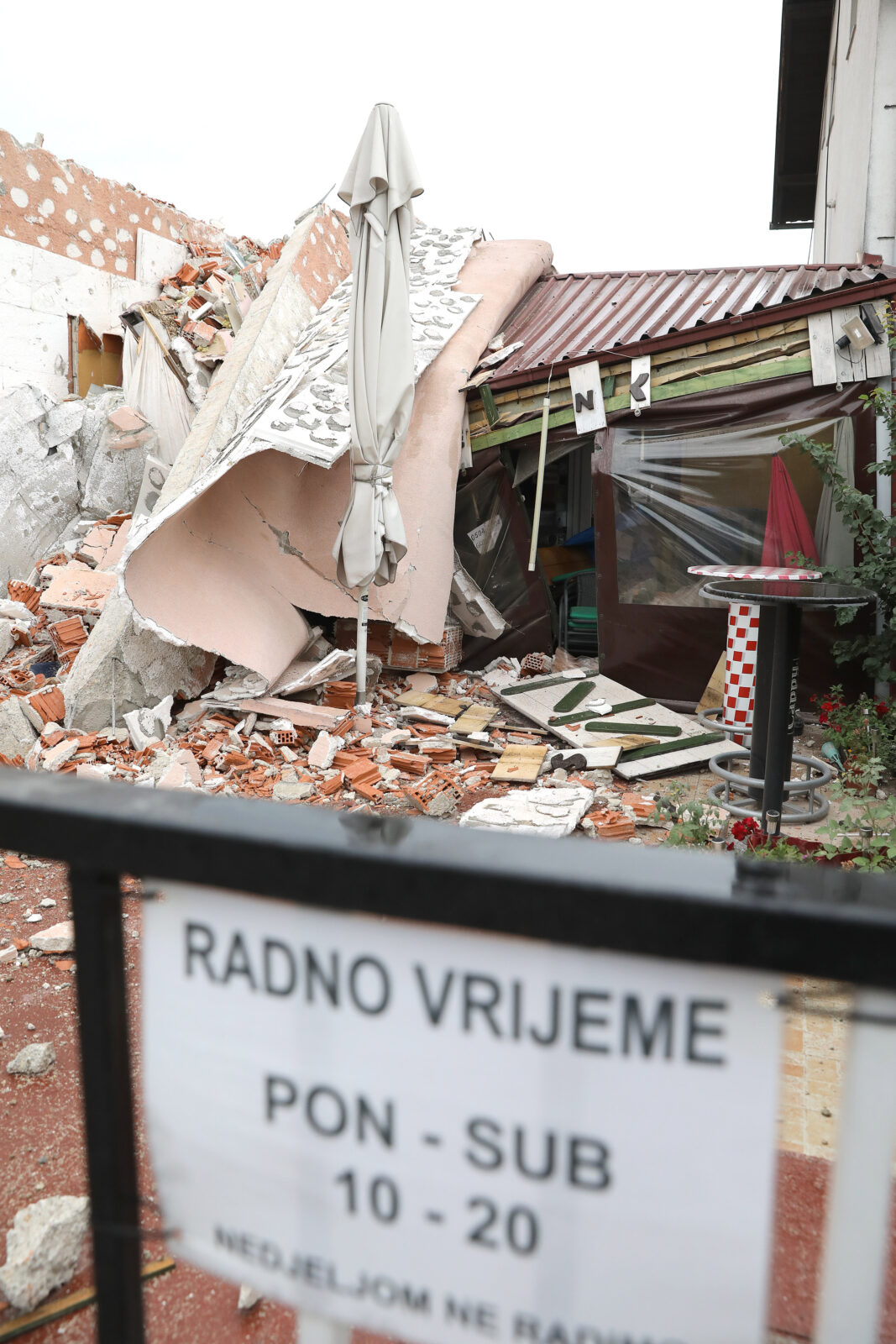 Zagreb: Na pečenjaru u Dubravi pao zid sa susjedne zgrade