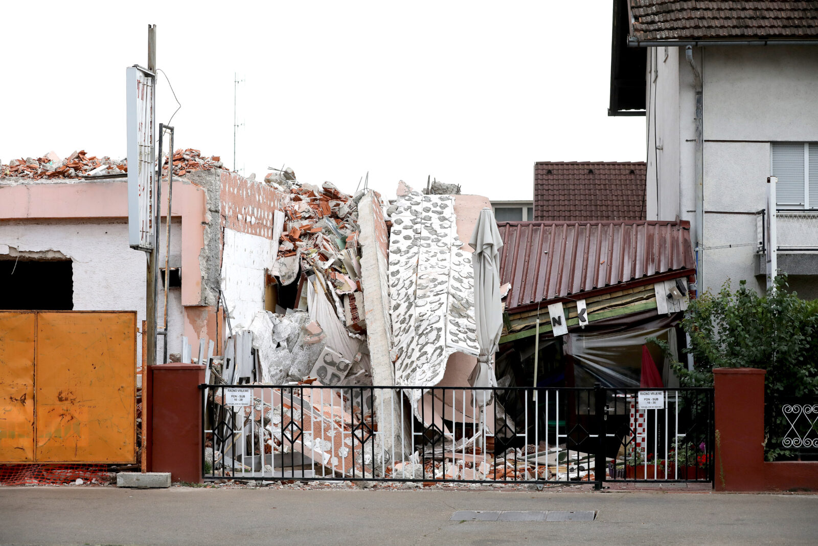 Zagreb: Na pečenjaru u Dubravi pao zid sa susjedne zgrade