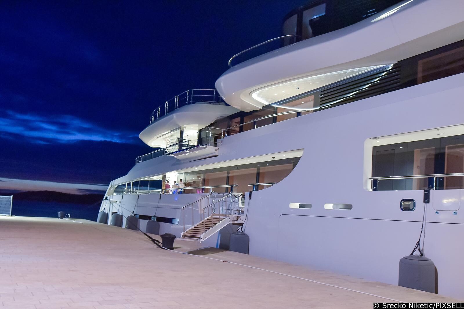 U pulskoj luci privezana je jahta Lady  S koja  tjedno košta 1,5 milijuna eura