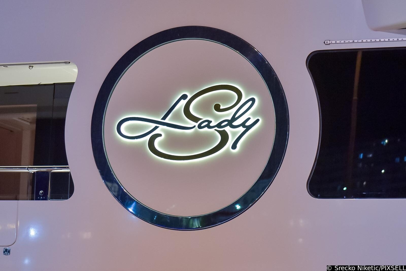 U pulskoj luci privezana je jahta Lady  S koja  tjedno košta 1,5 milijuna eura