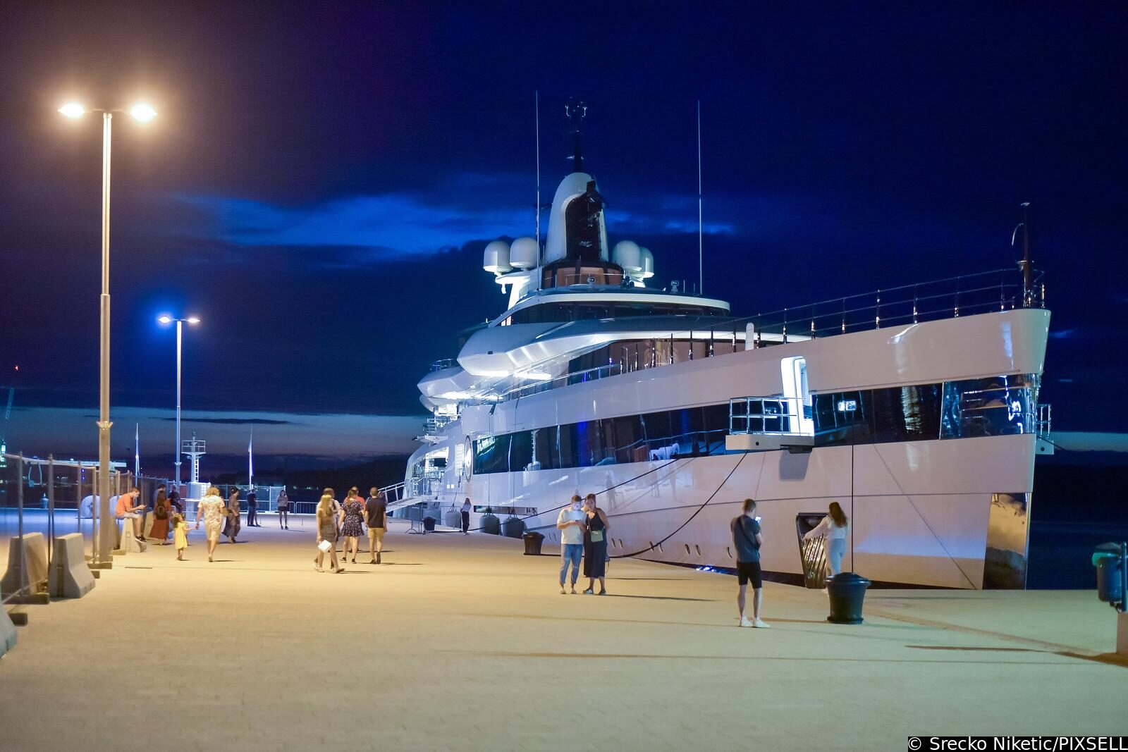 U pulskoj luci privezana je jahta Lady  S koja  tjedno košta 1,5 milijuna eura