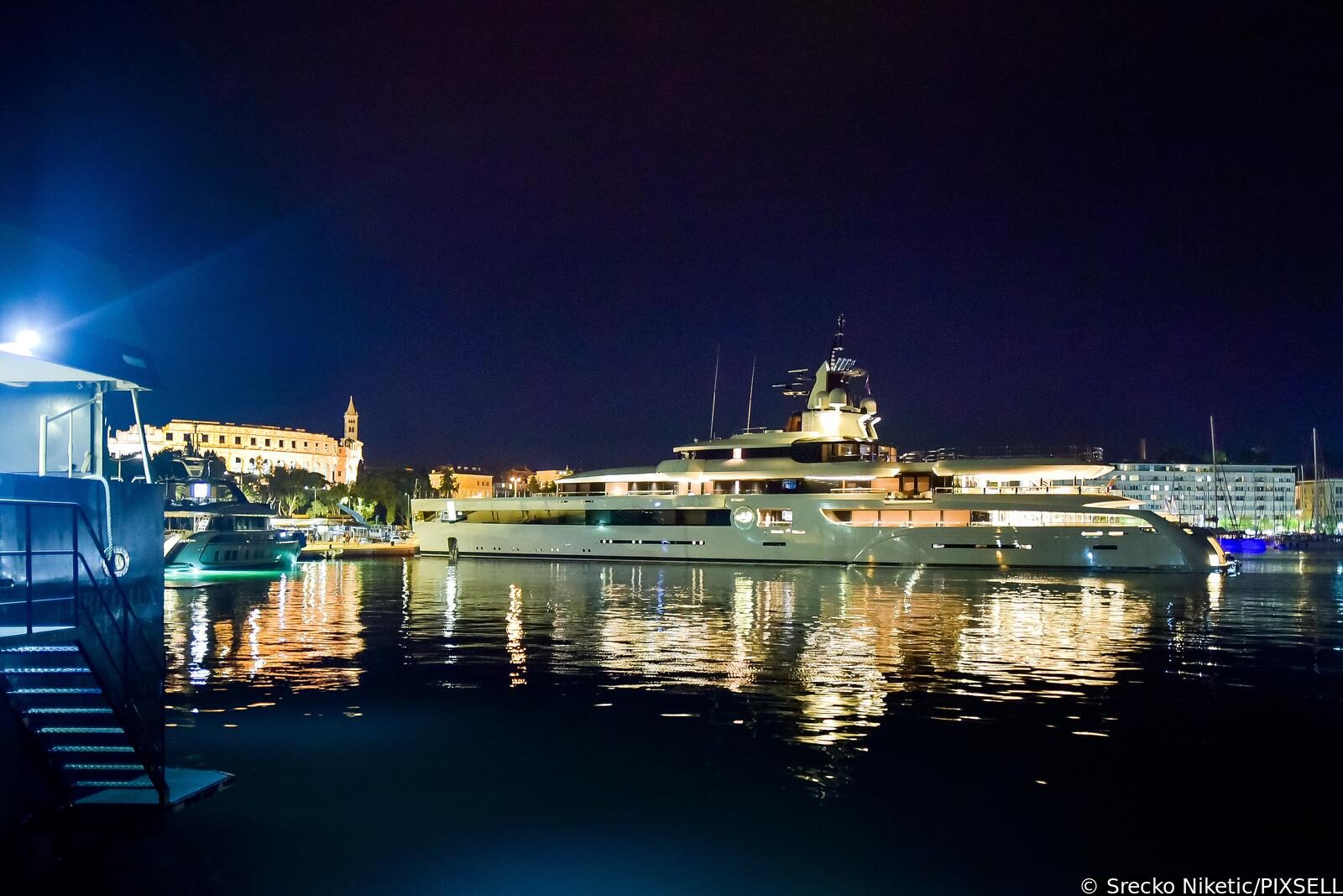 U pulskoj luci privezana je jahta Lady  S koja  tjedno košta 1,5 milijuna eura