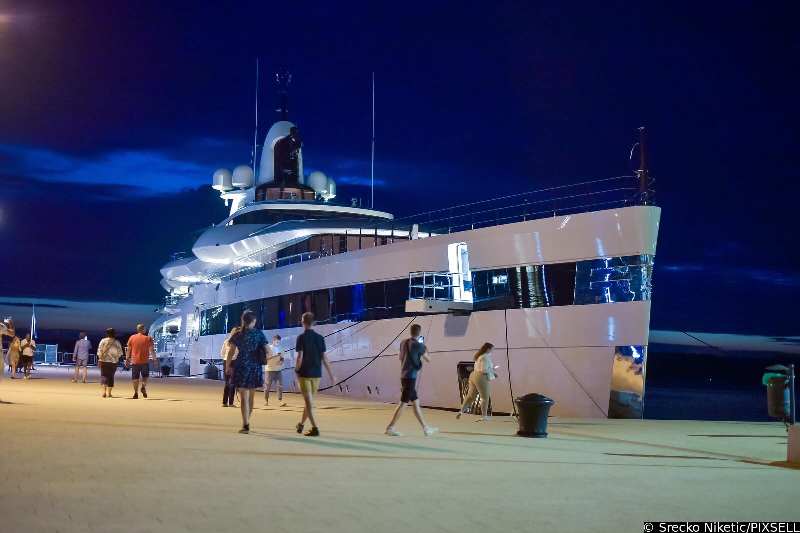 U pulskoj luci privezana je jahta Lady  S koja  tjedno košta 1,5 milijuna eura