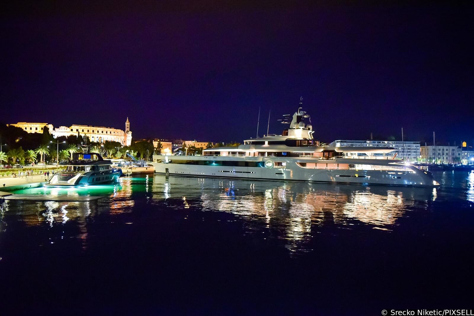 U pulskoj luci privezana je jahta Lady  S koja  tjedno košta 1,5 milijuna eura