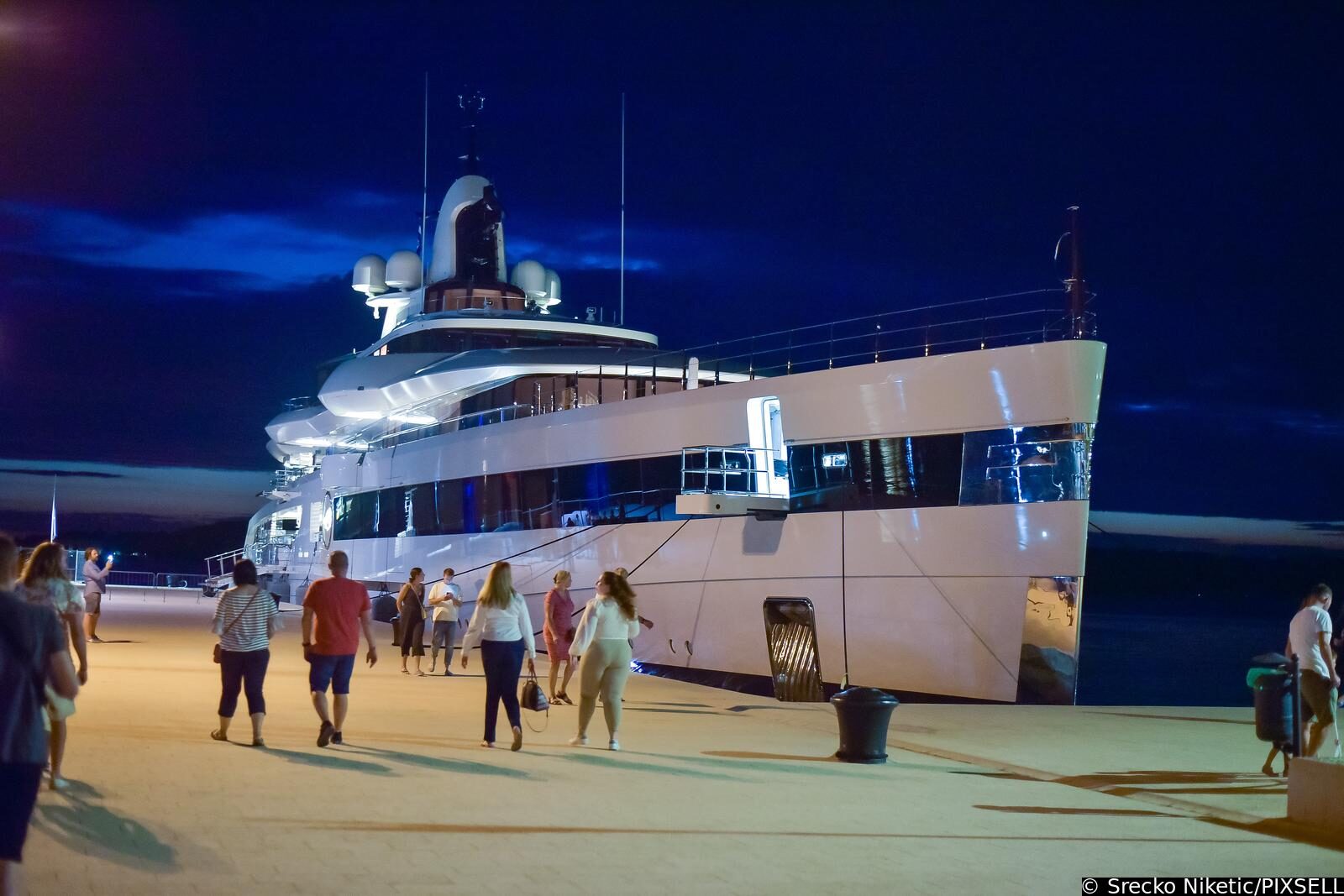 U pulskoj luci privezana je jahta Lady  S koja  tjedno košta 1,5 milijuna eura