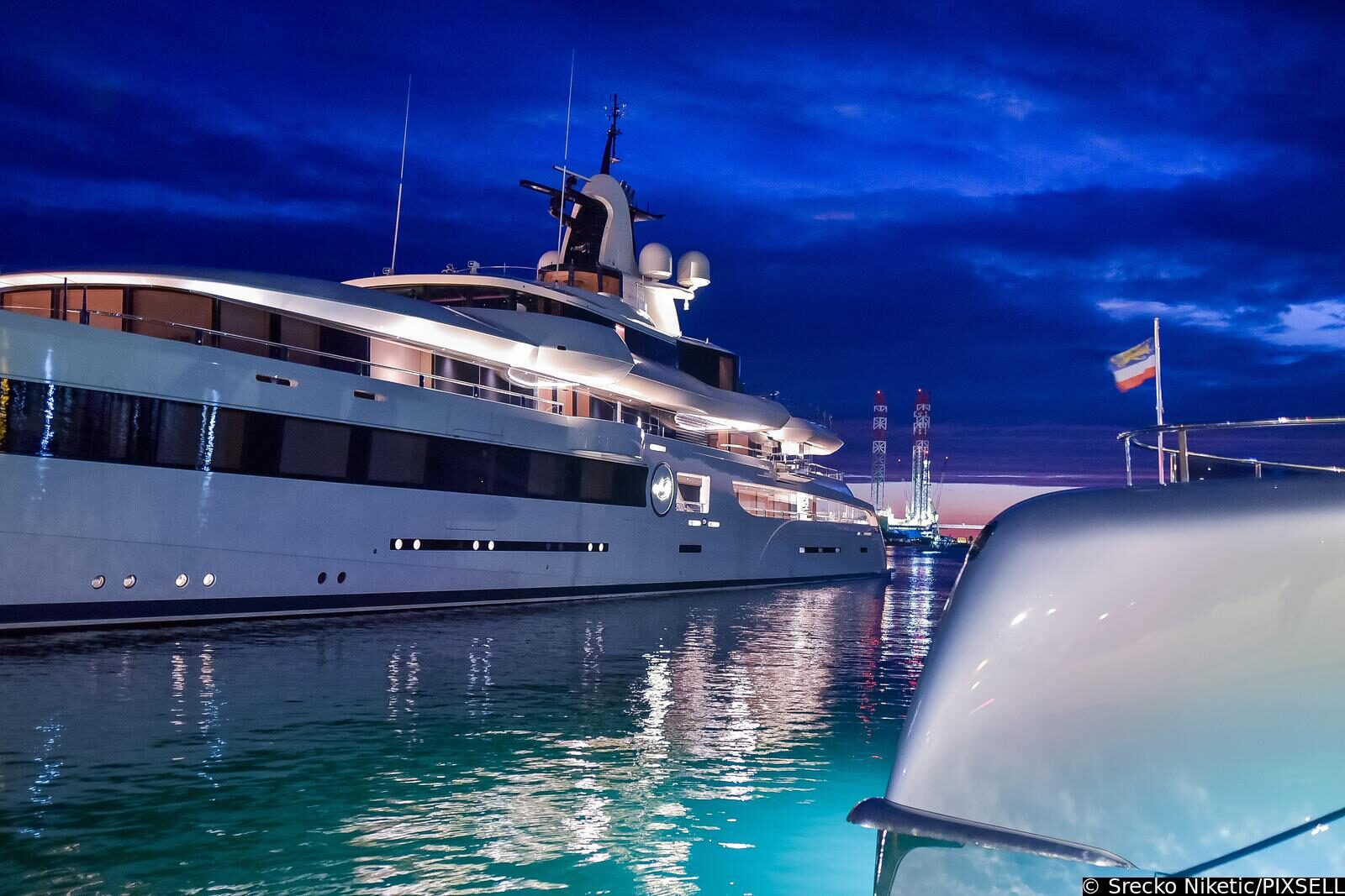 U pulskoj luci privezana je jahta Lady  S koja  tjedno košta 1,5 milijuna eura