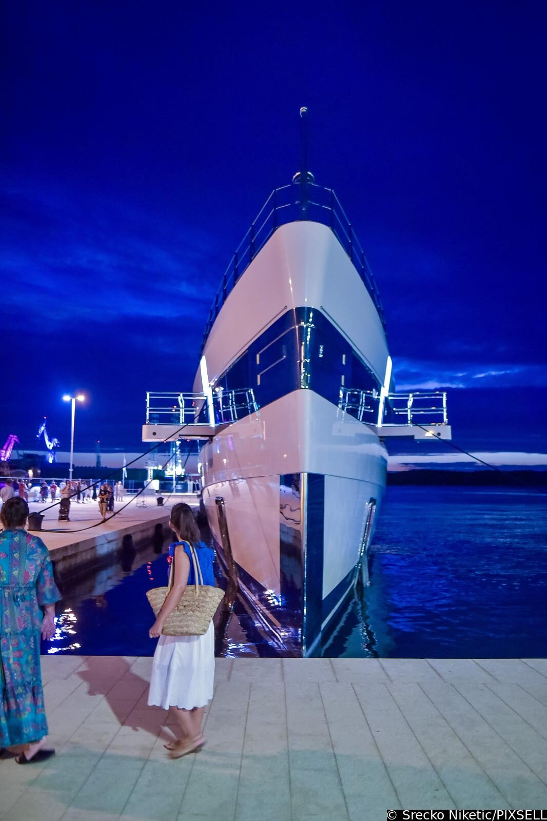 U pulskoj luci privezana je jahta Lady  S koja  tjedno košta 1,5 milijuna eura