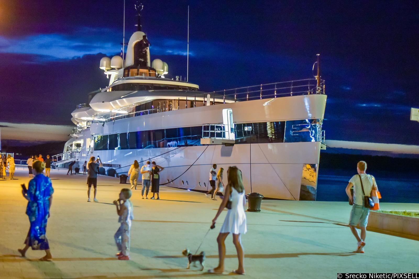 U pulskoj luci privezana je jahta Lady  S koja  tjedno košta 1,5 milijuna eura