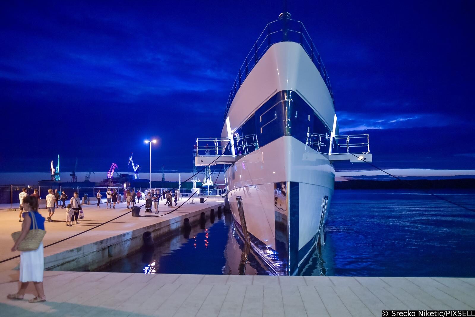 U pulskoj luci privezana je jahta Lady  S koja  tjedno košta 1,5 milijuna eura