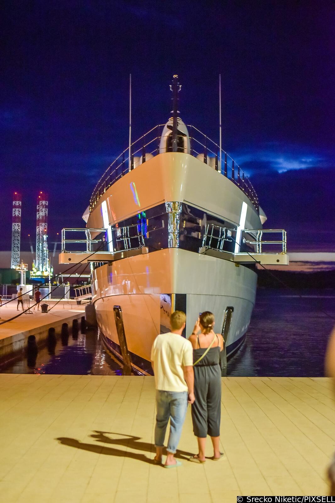 U pulskoj luci privezana je jahta Lady  S koja  tjedno košta 1,5 milijuna eura