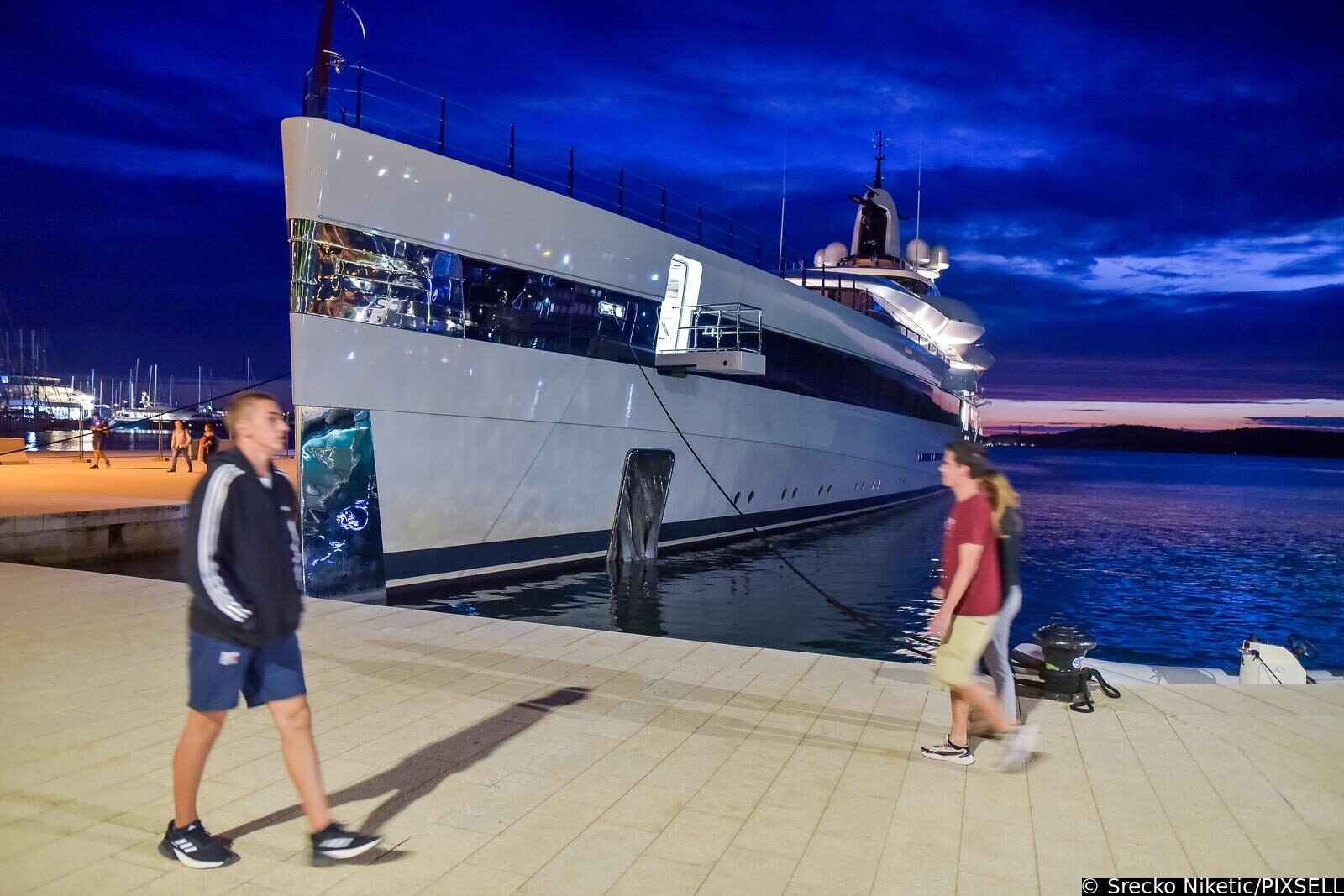 U pulskoj luci privezana je jahta Lady  S koja  tjedno košta 1,5 milijuna eura