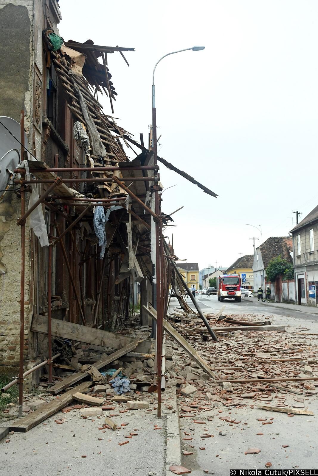 Urušio se krov na zgradi u centru Siska