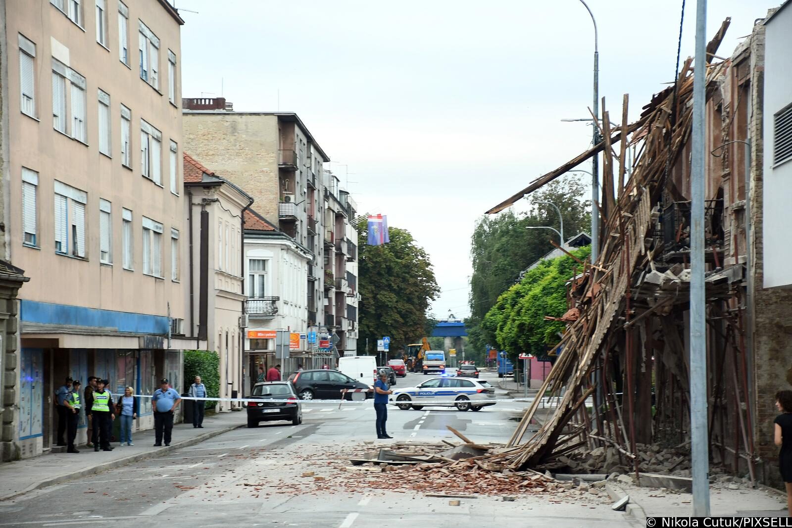 Urušio se krov na zgradi u centru Siska