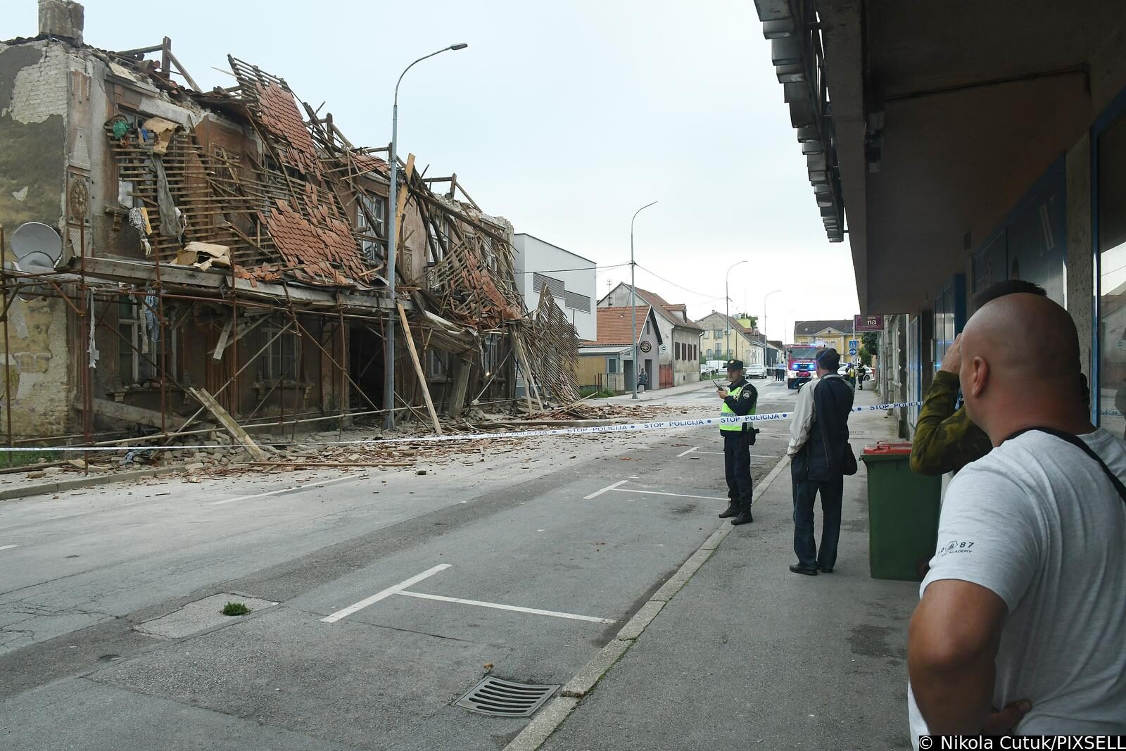 Urušio se krov na zgradi u centru Siska