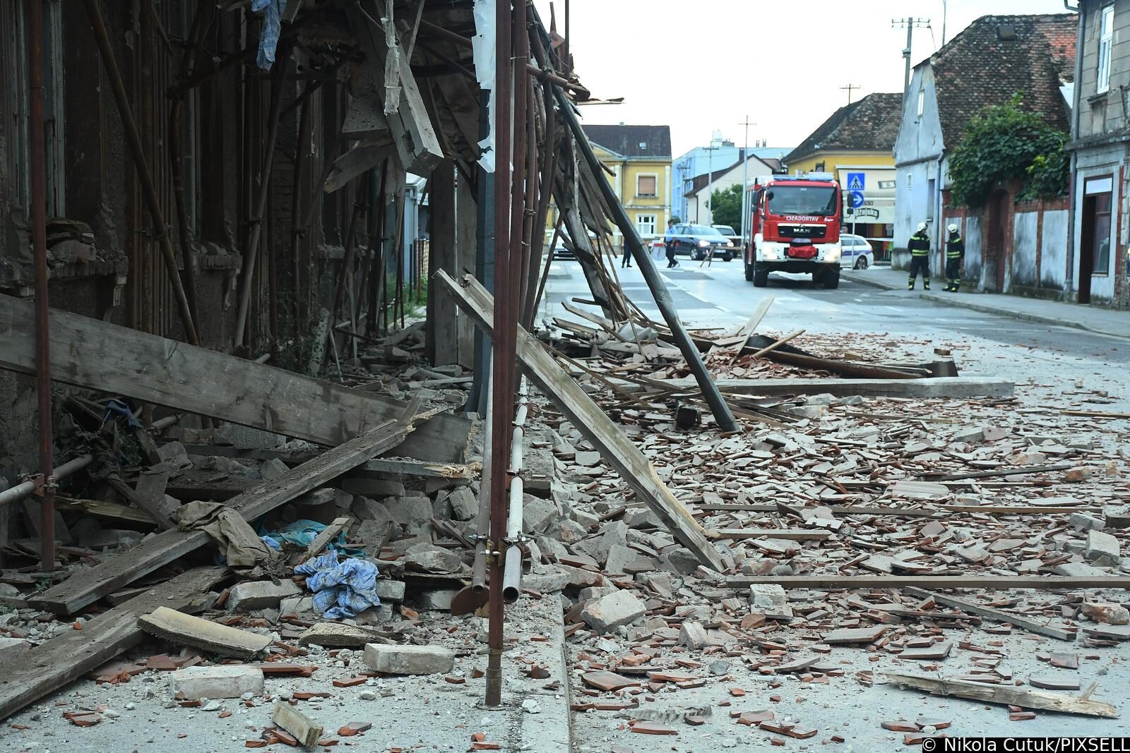 Urušio se krov na zgradi u centru Siska