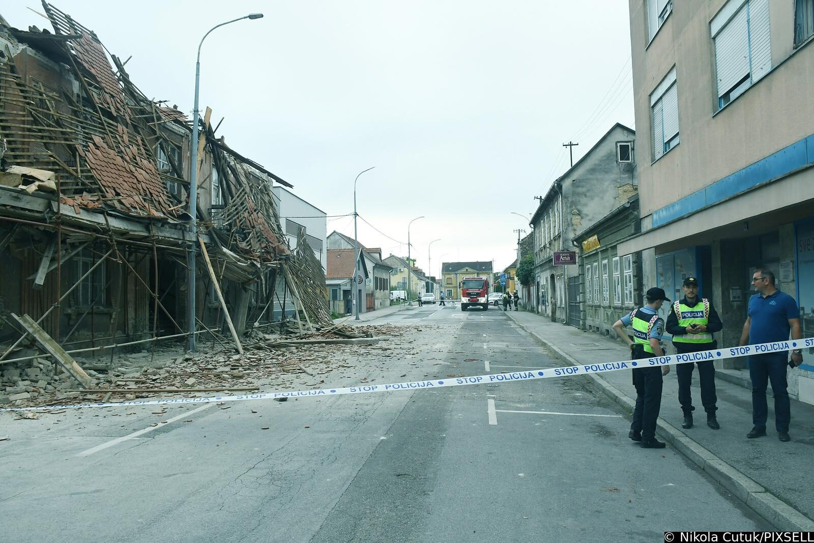Urušio se krov na zgradi u centru Siska