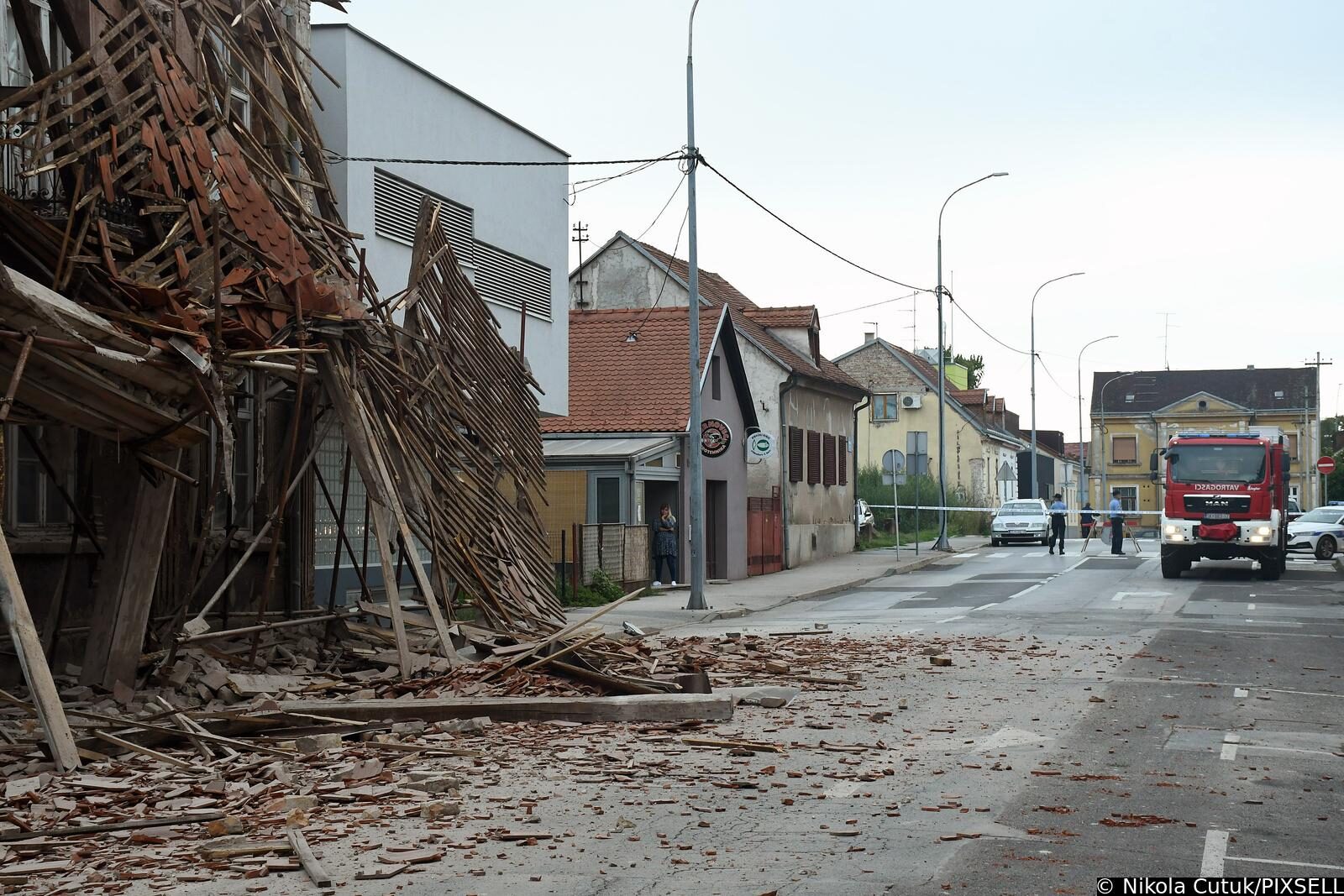 Urušio se krov na zgradi u centru Siska