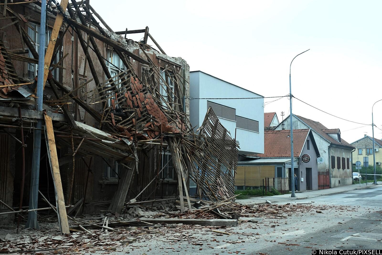 Urušio se krov na zgradi u centru Siska