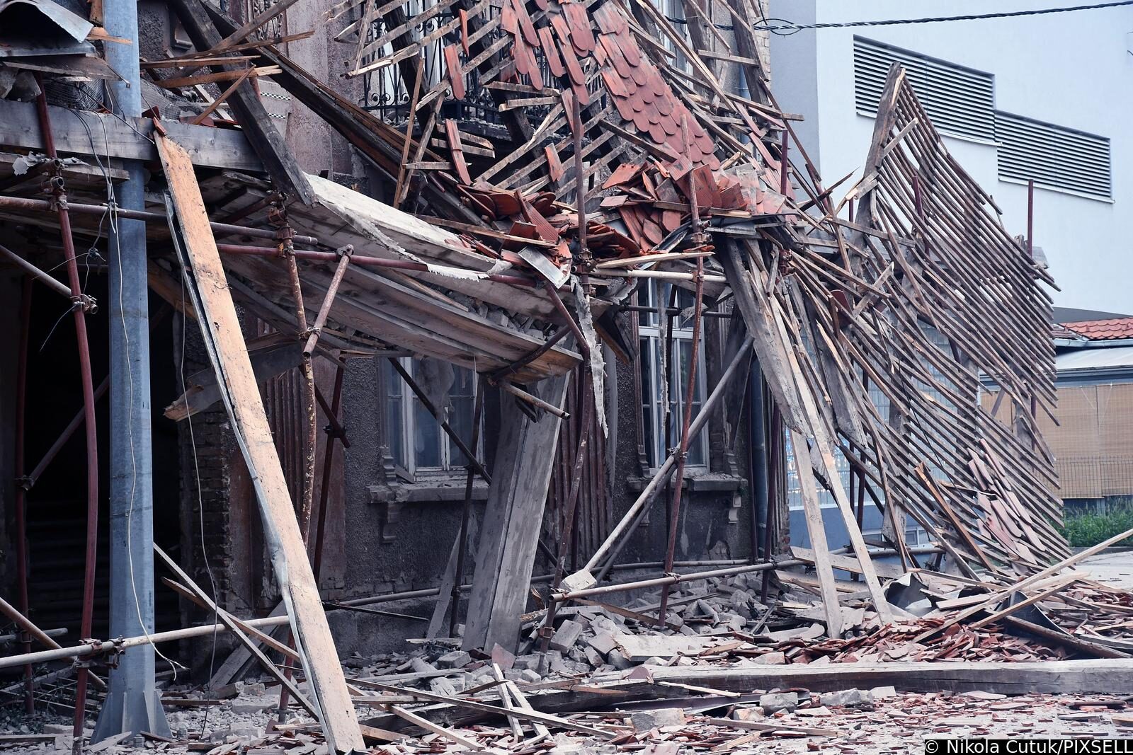 Urušio se krov na zgradi u centru Siska