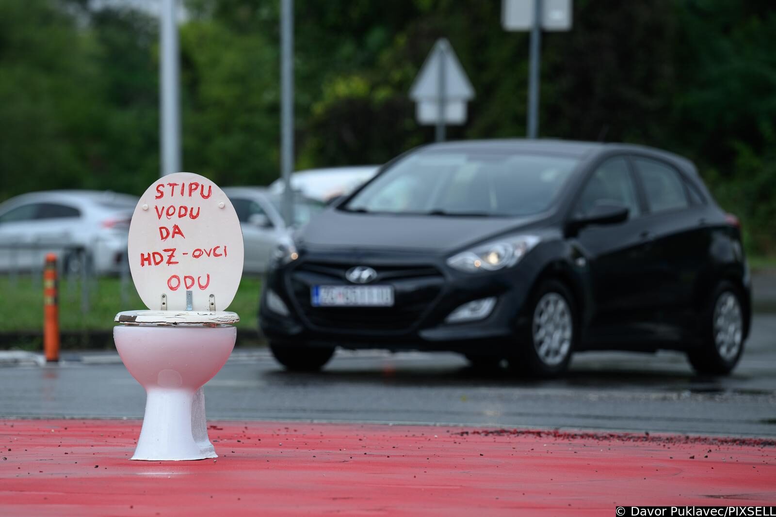 Zagreb: Na kružni tok u Jankomiru postavljena wc školjka s natpisom 