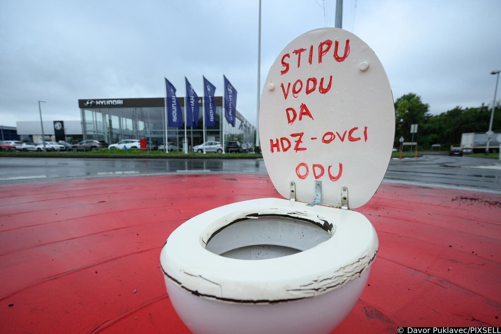 Zagreb: Na kružni tok u Jankomiru postavljena wc školjka s natpisom 
