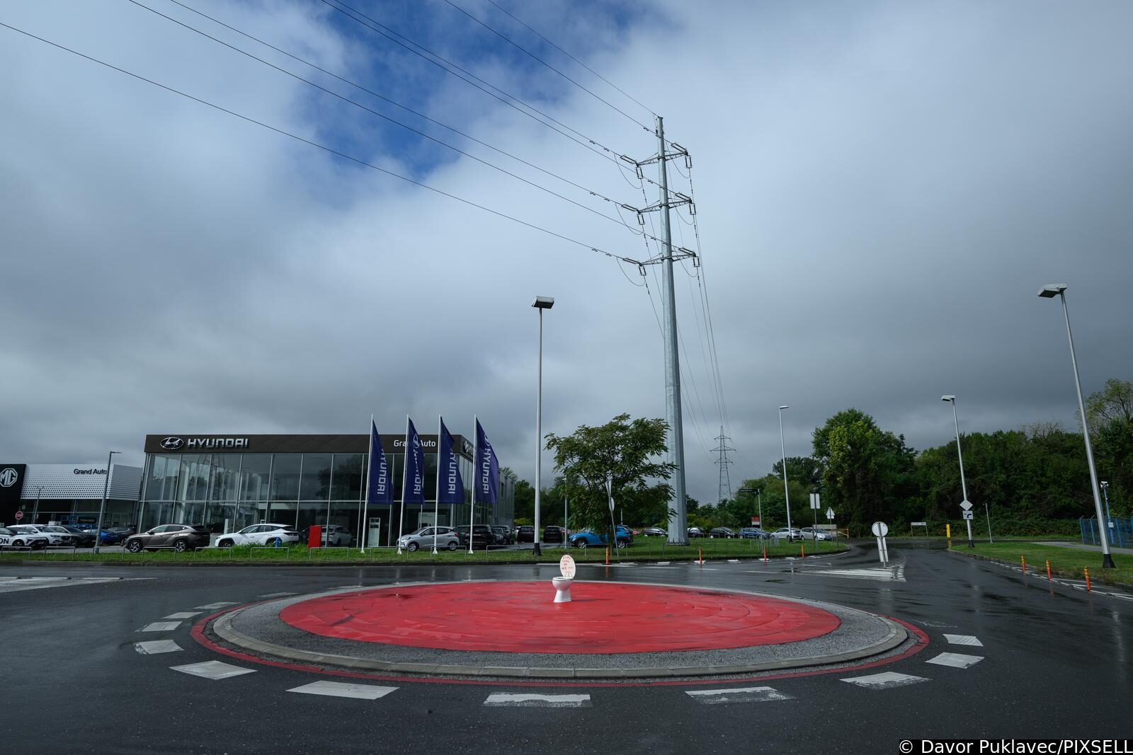 Zagreb: Na kružni tok u Jankomiru postavljena wc školjka s natpisom “Stipu vodu da HDZ-ovci odu”