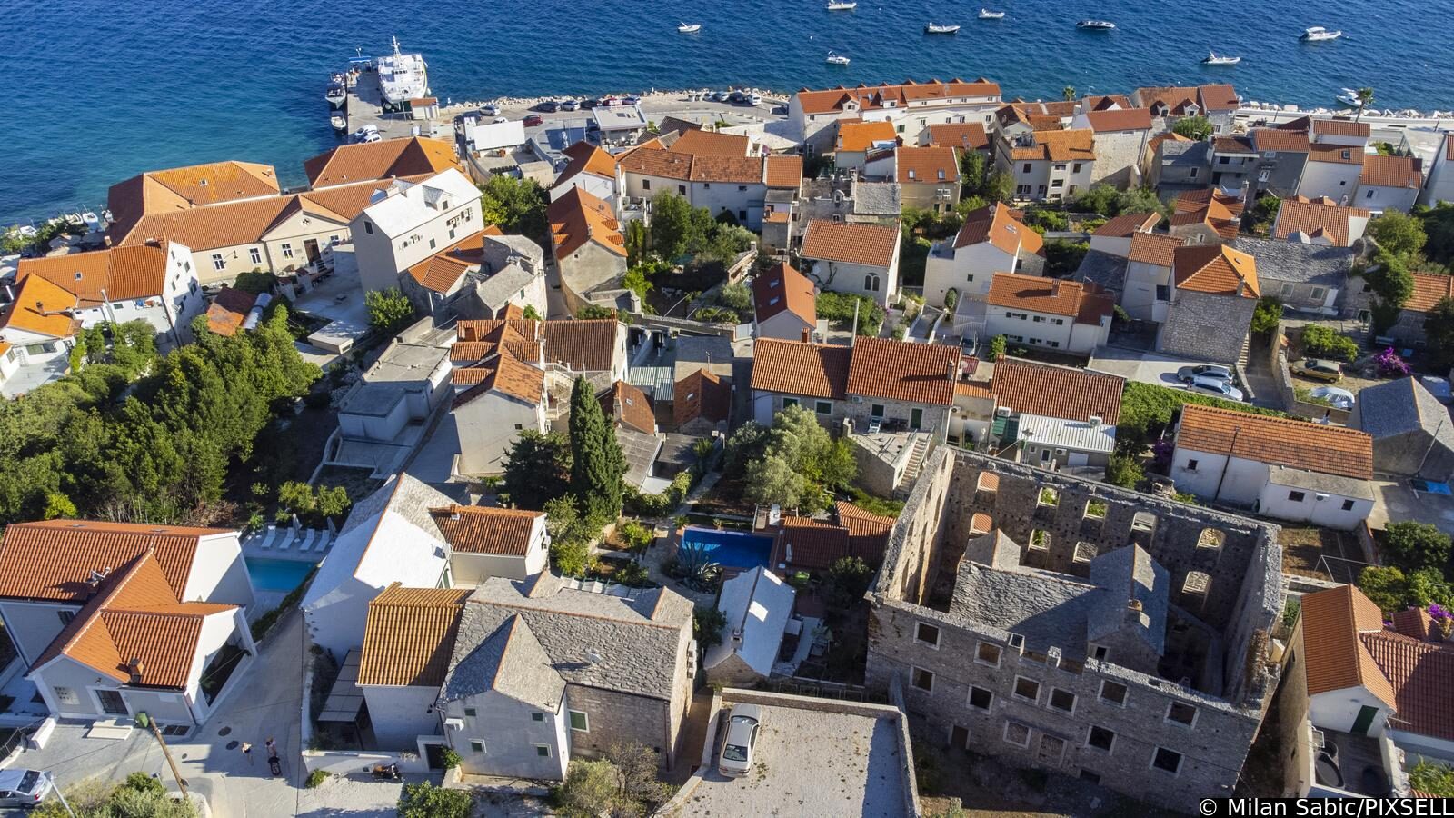 Fotografije iz zraka kuće u kući u Bolu na otoku Braču