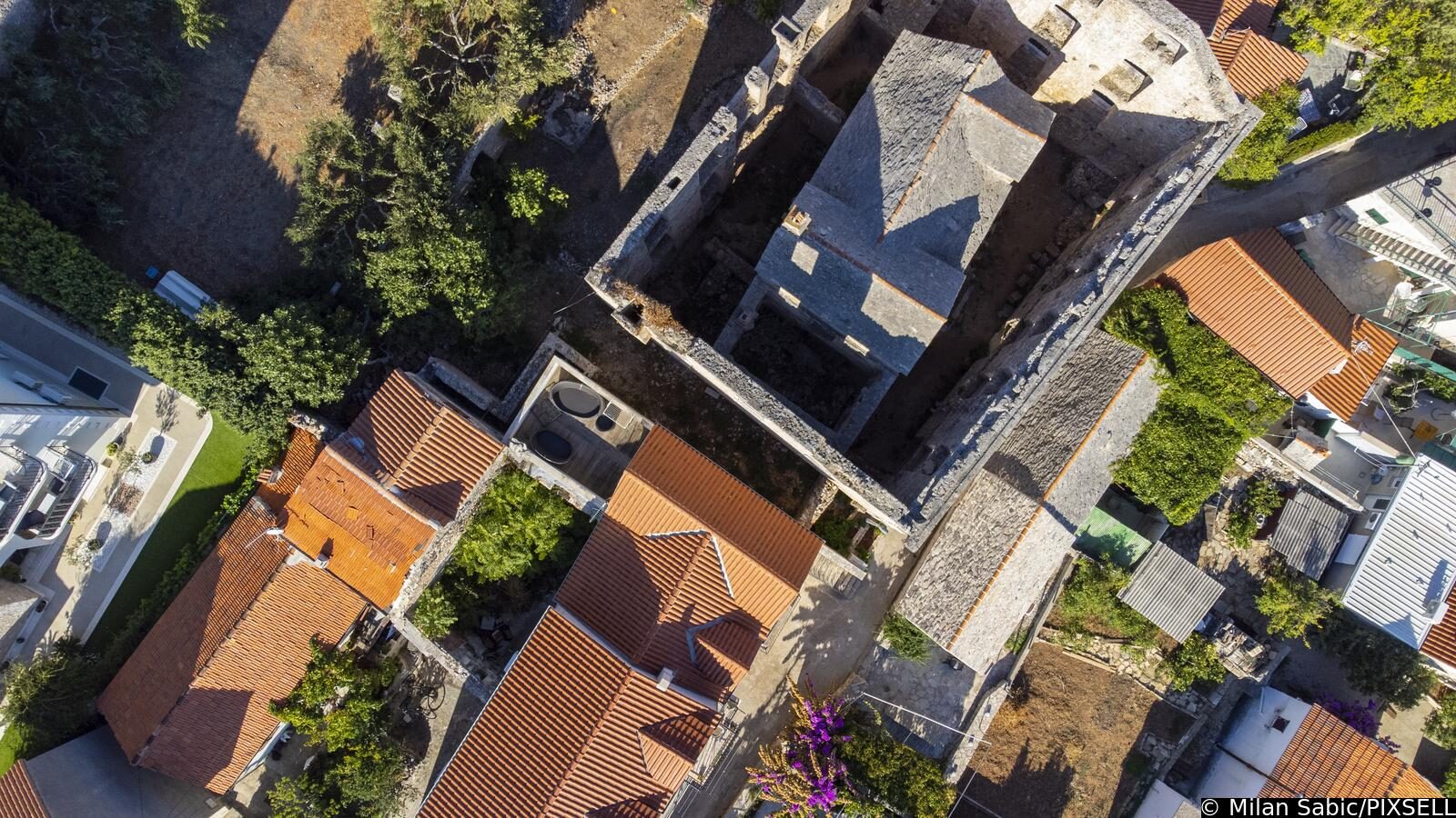 Fotografije iz zraka kuće u kući u Bolu na otoku Braču