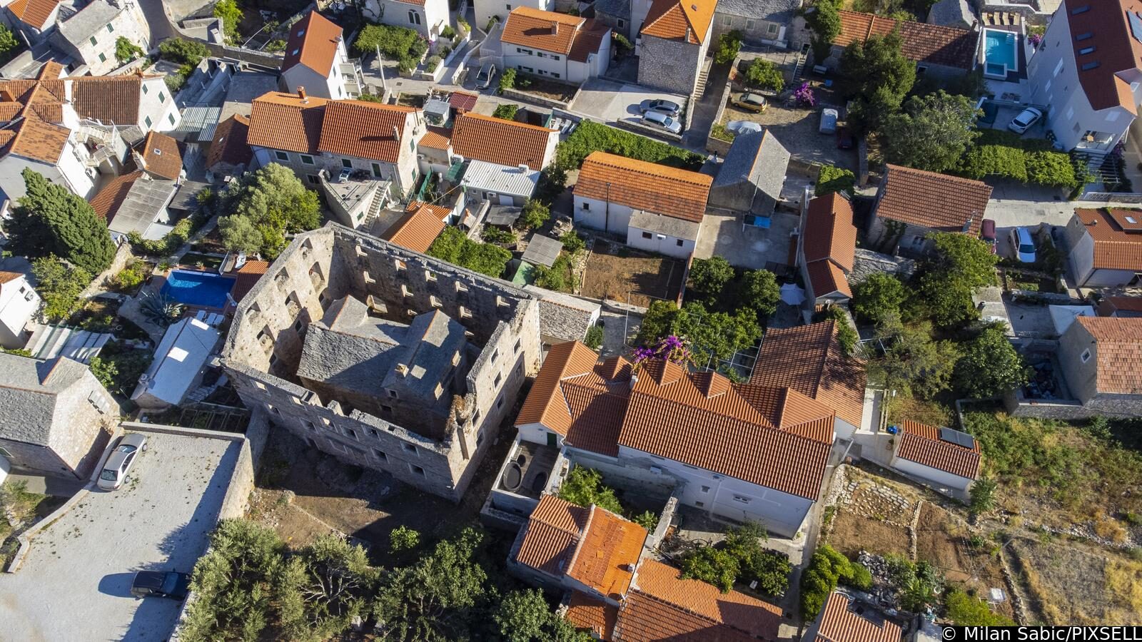 Fotografije iz zraka kuće u kući u Bolu na otoku Braču