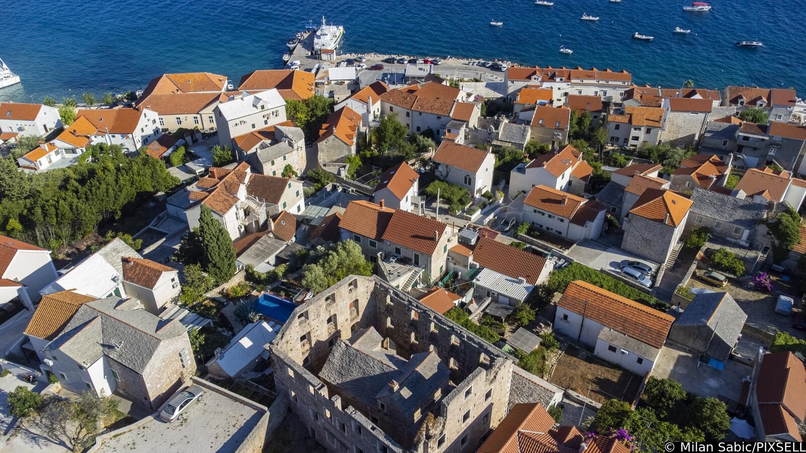 Fotografije iz zraka kuće u kući u Bolu na otoku Braču