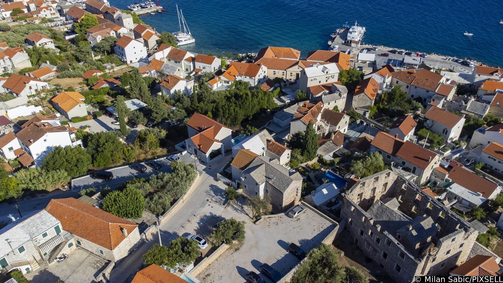 Fotografije iz zraka kuće u kući u Bolu na otoku Braču