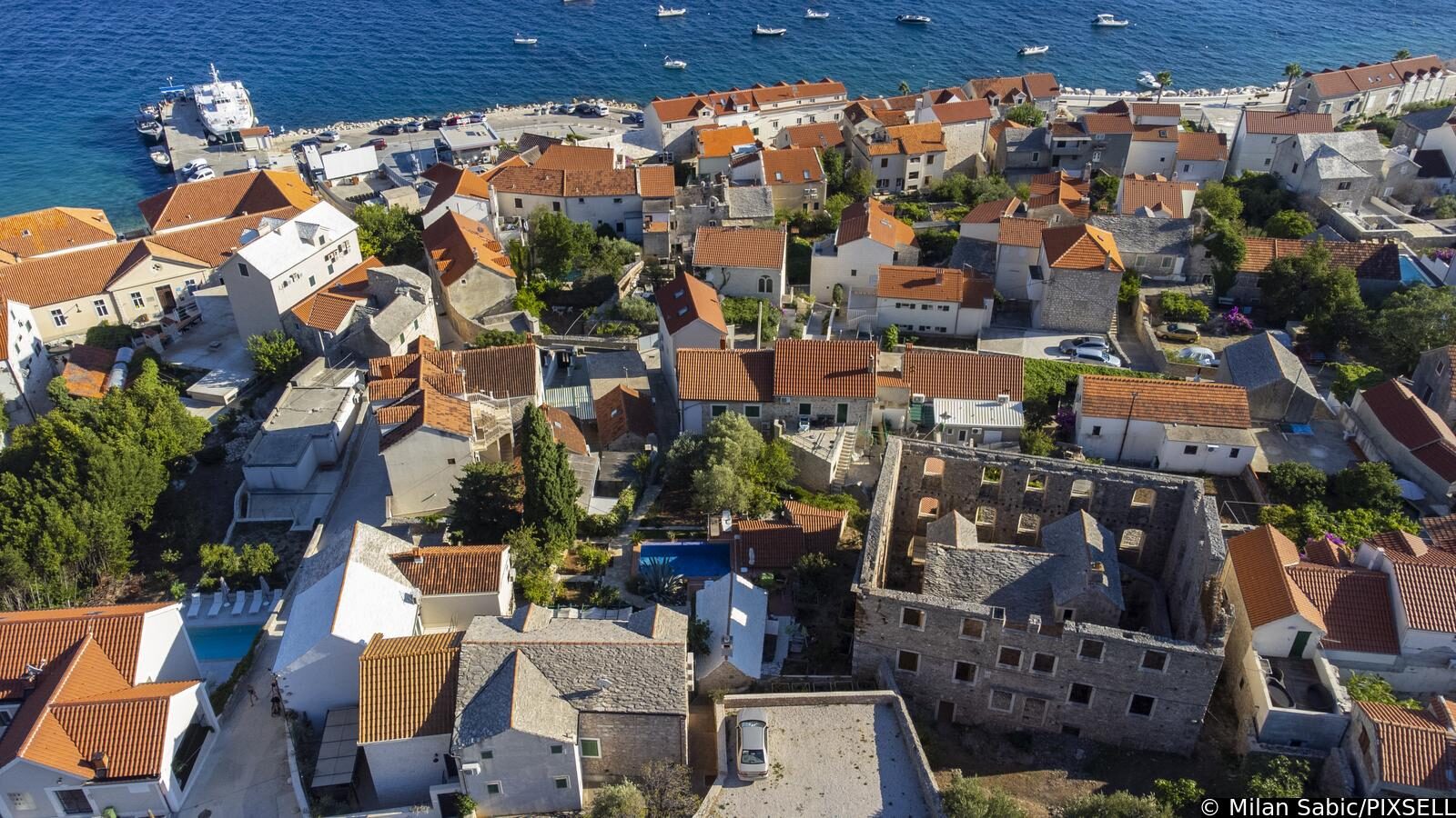 Fotografije iz zraka kuće u kući u Bolu na otoku Braču